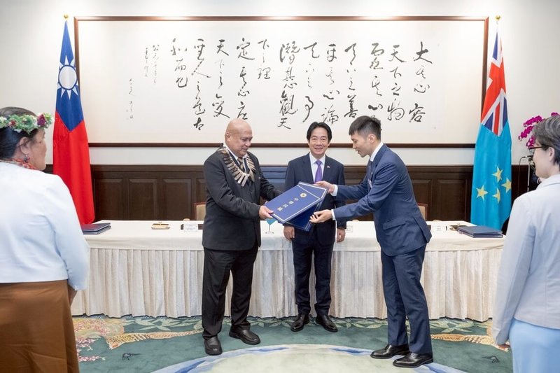 總統賴清德18日偕同副總統蕭美琴在總統府與吐瓦魯國總理戴斐立進行雙邊會晤，並見證運動部長李洋與戴斐立簽署「台吐運動交流合作意向書」。（總統府提供）中央社記者溫貴香傳真   114年11月18日