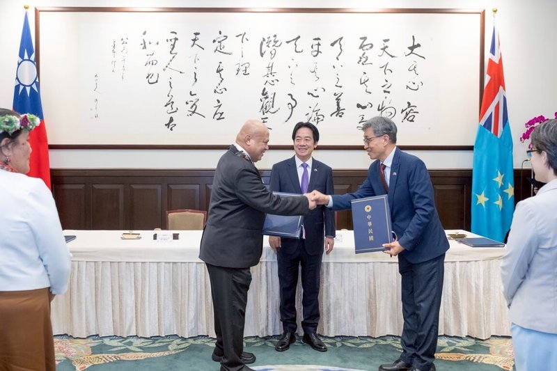 總統賴清德18日偕同副總統蕭美琴在總統府與吐瓦魯國總理戴斐立進行雙邊會晤，並見證農業部長陳駿季與戴斐立簽署「台吐多樣化漁業合作協定」。（總統府提供）中央社記者溫貴香傳真    114年11月18日