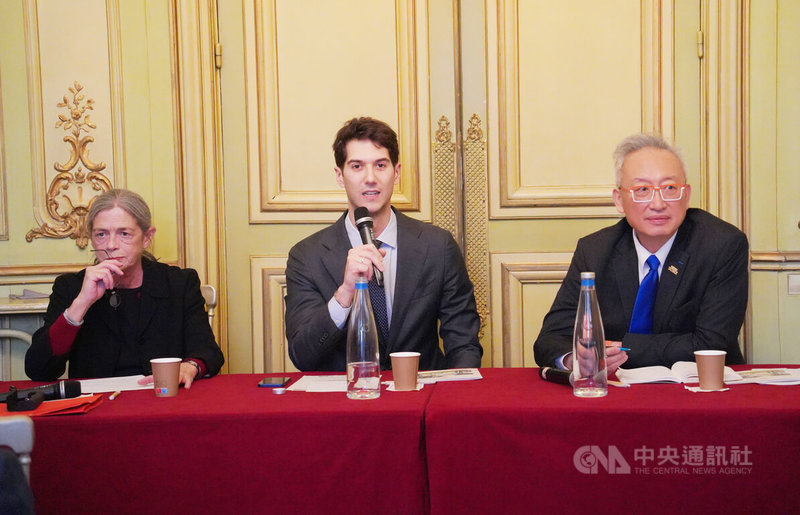 法國戰略研究基金會(FRS)在巴黎舉辦研討會,由研究員墨內(Simon Menet,中)主持,邀請外交部次長吳志中(右)和巴黎政治學院學者梅珍(Françoise Mengin,右)與談。中央社記者曾依璇巴黎攝 114年11月18日