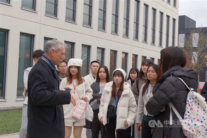 青年百億海外圓夢計畫增61案，圖為15名高雄青年已飛抵德國慕尼黑，展開2週新創學習之旅。（中央社檔案照片）