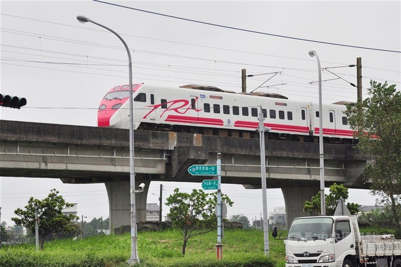 圖為台鐵現有高架路段。（中央社檔案照片）