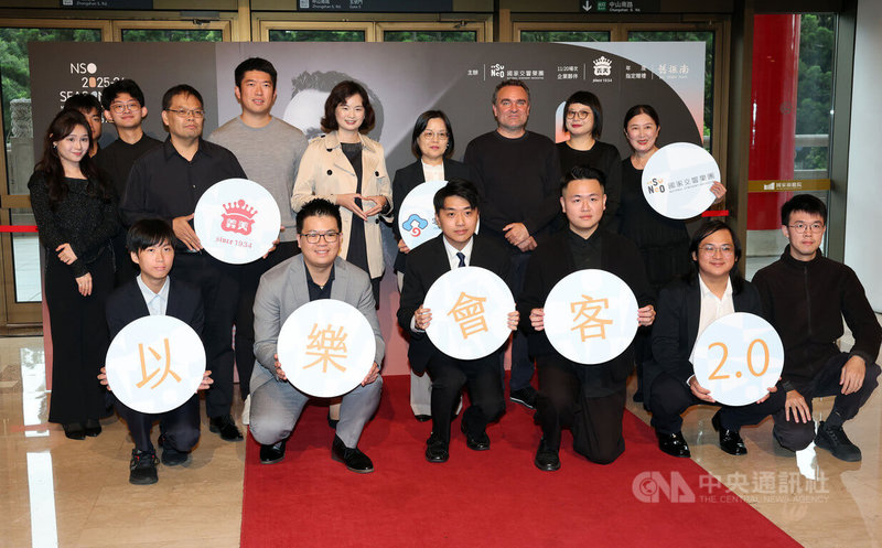 客家委員會與NSO國家交響樂團攜手推動「以樂會客」音樂委託創作計畫，邀請台灣各世代作曲家以音樂為橋梁，深人探索客家文化之美。邀請集作曲家、演奏家與指揮家於一身的德國音樂家約格• 魏德曼（Jörg Widmann）（後排右3）參與指導。中央社記者郭日曉攝 114年11月18日