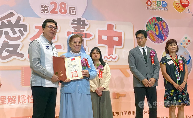 新北市政府18日舉辦第28屆「愛在畫中」身心障礙者巡迴畫展頒獎典禮，副市長劉和然（左）表揚125名優秀身心障礙者及2名嚴選組得主、6個績優參展單位，同時頒發6個合作單位感謝獎狀。中央社記者黃旭昇新北市攝　114年11月18日