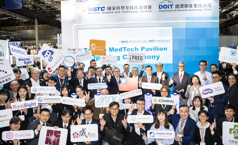 2025年杜塞道夫醫療器材展（MEDICA 2025）在德國登場，國科會與經濟部攜手台灣46家智慧醫療團隊，在台灣館開幕式後合影。（國科會提供）中央社記者趙敏雅傳真　114年11月18日