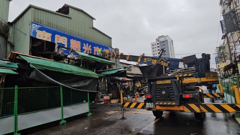 桃園市南門市場大火受損嚴重，已展開災損區域拆除工程，18日繼續拆除原漁市場範圍、南昌西街上頂棚。（桃園經發局提供）中央社記者葉臻傳真　114年11月18日