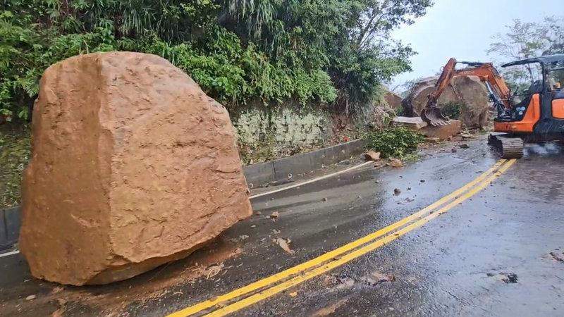 受到連日大雨影響，新北市雙溪區102線道22.5公里處邊坡18日上午掉落巨石，現場約有8顆完整大石，加上碎石估計總重20噸至30噸，目前道路雙向封閉，預計晚間清除完成，恢復通車，雙溪區長劉盈良呼籲用路人改道行駛。（雙溪區長劉盈良提供）中央社記者王朝鈺傳真 114年11月18日