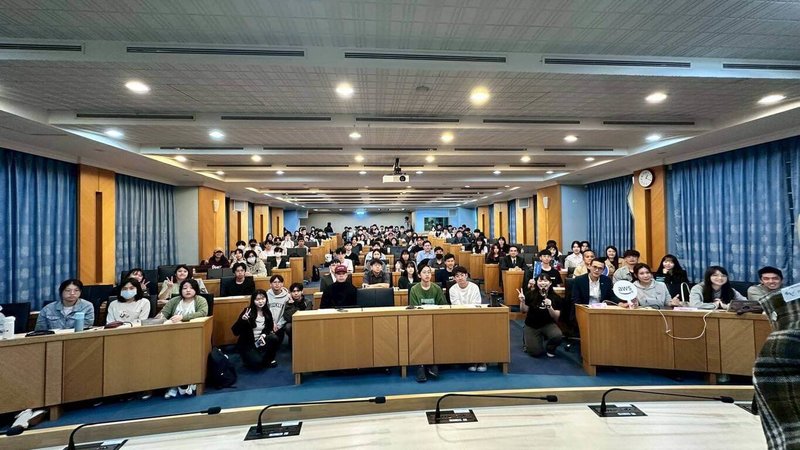 東吳大學資管系舉辦專題講座，邀請Amazon Web Services（AWS）團隊舉辦專題講座，分享全球雲端技術的最新發展趨勢與實際應用經驗。（東吳提供）中央社記者許秩維傳真　114年11月18日