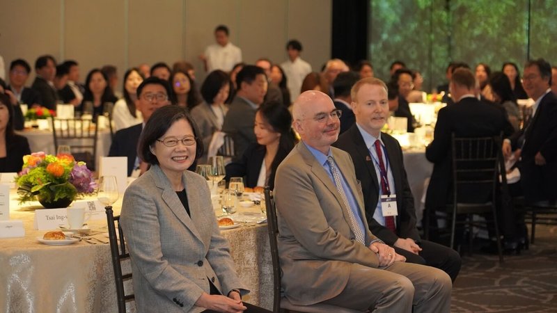 台灣美國商會2025年度會員大會18日登場,前總統蔡英文(左1)與會,美國在台協會處長谷立言(Raymond Greene,左2)擔任演講嘉賓。(美國在台協會提供)中央社記者楊堯茹傳真 114年11月18日