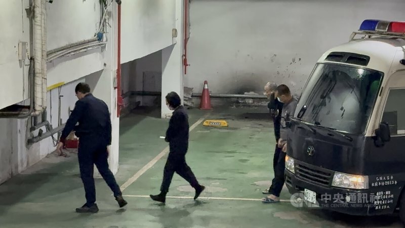 台北地檢署偵辦柬埔寨太子集團在台涉洗錢案，檢察官聲押禁見在台重要幹部王昱棠、辜姓女主管、邱姓、李姓被告獲准。北檢18日提訊辜女、邱男、李男到案。中央社記者林長順攝　114年11月18日