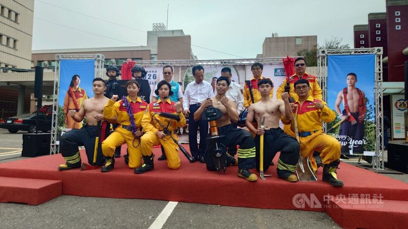 嘉義縣消防局猛男桌曆18日發表，以「嘉義縣特種搜救隊」為主題，集結消防人員、義消、醫師與護理師，更首度攜手縣警察局保安隊特勤人員等18人拍攝，展現警消專業形象。後排中嘉義縣長翁章梁。中央社記者蔡智明攝　114年11月18日