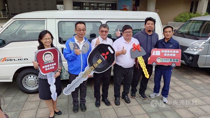 民進黨立委蔡易餘（右3）媒合企業捐贈3部9人座廂型車給嘉義縣東石國中、水上國中及永慶高中，搭載學生參加全國性運動比賽，18日在永慶高中舉辦捐贈儀式。中央社記者蔡智明攝　114年11月18日