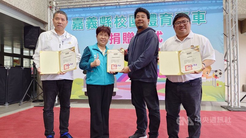 民進黨立委蔡易餘（右1）媒合企業捐贈嶄新交通車給嘉義縣東石國中、水上國中及永慶高中，18日由教育處長李美華（左2）代表縣長翁章梁頒感謝狀給善心企業。中央社記者蔡智明攝　114年11月18日