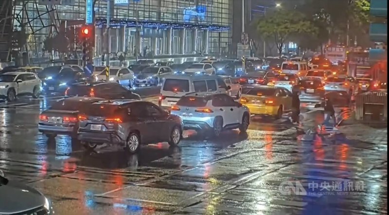 北市警方18日表示，南港、汐止一帶17日晚間交通大打結，主因為南港展覽館展覽活動廠商撤場車流，加上豪大雨及突發事故影響所致，經啟動交通快打等措施後排除。（翻攝照片）中央社記者黃麗芸傳真 114年11月18日