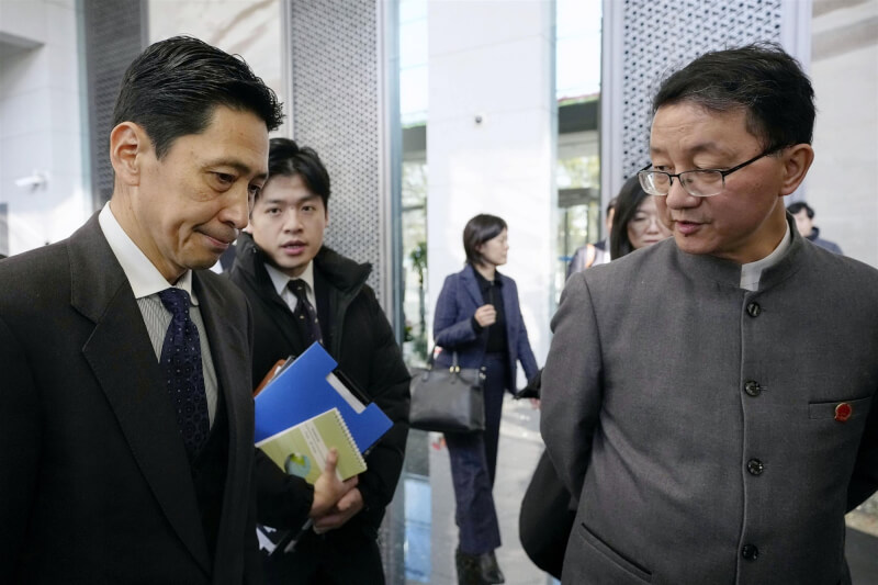 日本外務省亞洲大洋洲局長金井正彰（前排左）與中國外交部亞洲司司長劉勁松（前排右）於18日在北京舉行協商後步出會場。（共同社）