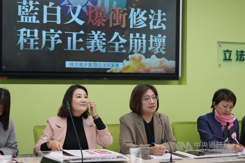 民進黨立法院黨團18日舉行記者會，批評本屆國會藍白將非常多爭議法案逕付二讀，包括日前三讀通過的「財政收支劃分法」及「光電三法」等，質疑藍白是踐踏程序正義。中央社記者徐肇昌攝　114年11月18日