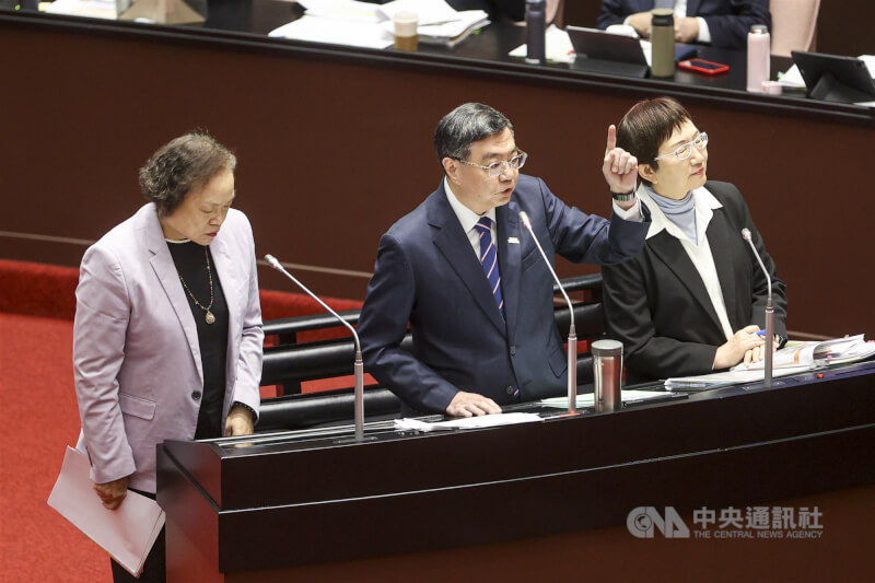 行政院長卓榮泰（中）18日上午與財政部長莊翠雲（右）、主計長陳淑姿（左）赴立法院報告備詢，針對立委提出財劃法修法等議題進行回應。中央社記者鄭清元攝　114年11月18日