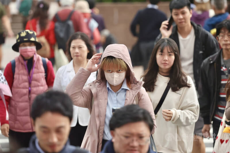 中央氣象署表示18日受東北季風影響，北台灣氣溫逐漸下降，整日溫度介於攝氏16到19度，體感濕冷，外出注意保暖並記得帶雨具，圖為台北車站前民眾。中央社記者王飛華攝　114年11月18日