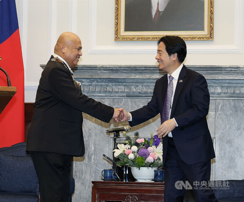 總統賴清德（前右）18日上午在總統府與吐瓦魯國總理戴斐立（Feleti Teo）（左）進行雙邊會晤，兩人握手致意。中央社記者郭日曉攝　114年11月18日