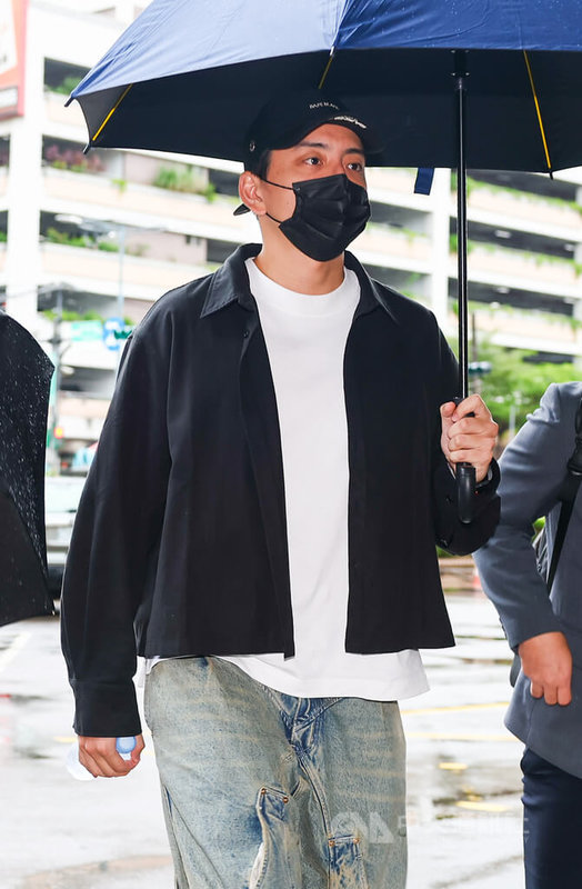 新北地方法院18日針對閃兵案再開庭，傳喚藝人王大陸出庭應訊。他穿著黑外套、戴口罩低調出庭。中央社記者王騰毅攝  114年11月18日