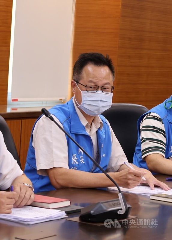 苗栗縣「人人犬舍」爆發業者不當飼養繁殖及割除犬隻聲帶，縣府政風調查後18日公布懲處，動防所相關人員職務調整，其中所長張俊義（圖）降調農業處專員，併同農業處長等人送考績會懲處。中央社記者管瑞平攝 114年11月18日