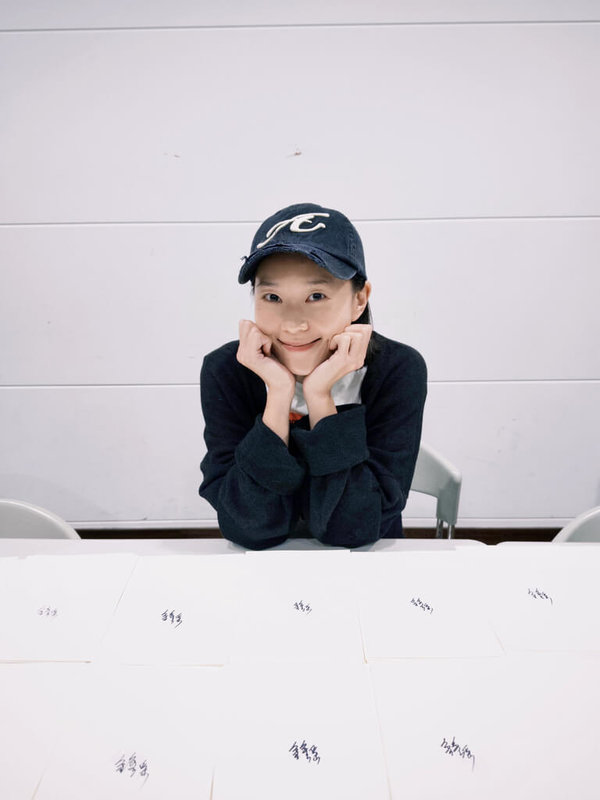 演員鍾瑶（圖）以作家身分推出新書「她的名字是一條魚也是一隻鳥」，集結10餘年間的手寫筆記、旅行日記與創作札記，透過女性視角書寫關於愛情、親情與自我探索的故事。（星星相藝提供）中央社記者洪素津傳真　114年11月18日