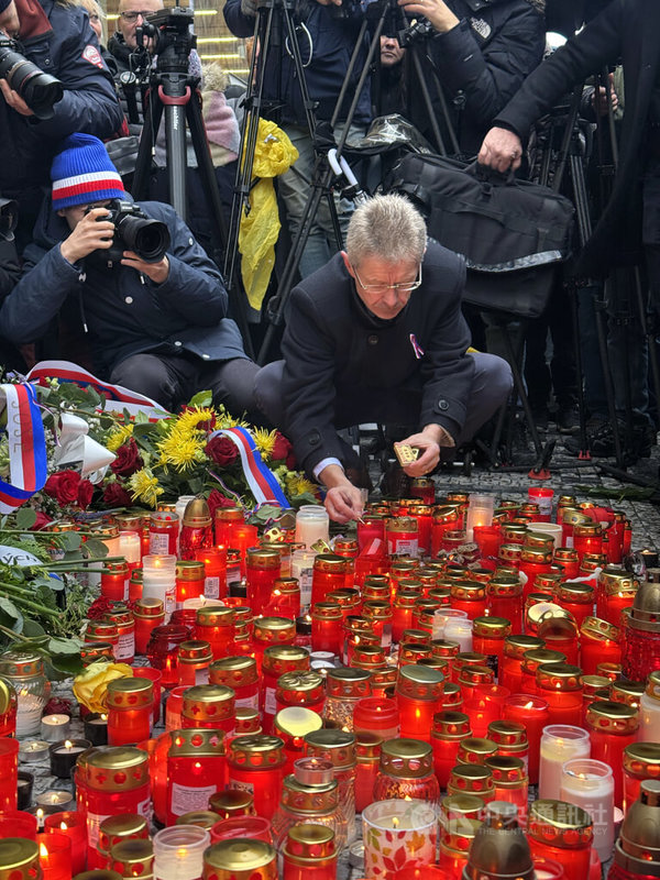 捷克首都布拉格17日舉行一系列講座、展覽與音樂活動,追思1989年推翻共產政權的「絲絨革命」(Velvet Revolution),並悼念1939年納粹占領時期遭受迫害的學生。捷克參議長維特齊(Miloš Vystrčil)在「絲絨革命紀念碑」前獻花、點亮蠟燭致意。中央社記者劉郁葶布拉格攝 114年11月18日