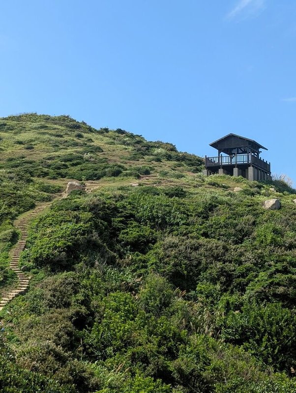 馬祖國家風景區管理處18日表示,今年大力推廣馬祖徒步旅遊,將自11月25日起至116年12月31日止,推出「島嶼淨行-馬祖徒步慢旅」集章護照活動。圖為馬祖代表性步道的北竿螺山步道。(馬管處提供)中央社記者潘欣彤傳真 114年11月18日