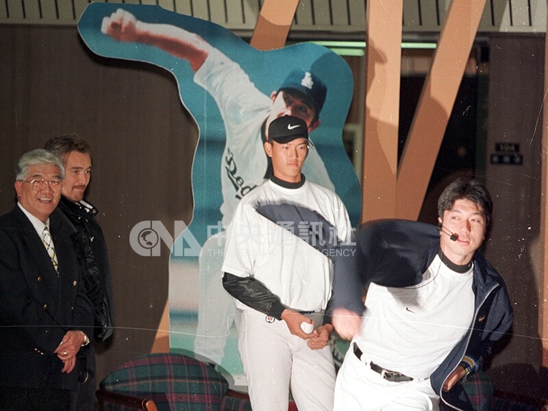 野茂英雄（右）指導台灣球員投球技巧。中央社記者鄭傑文攝　 86年11月18日