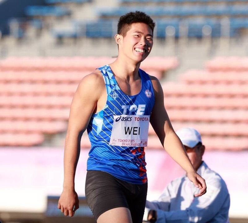 台灣年僅18歲的小將危宇澤（前）出征2025東京達福林匹克運動會（簡稱東京聽奧），18日在男子十項全能賽事以5985分奪銀，這也是台灣睽違16年後，再度在聽奧十項全能項目奪牌。（運動部提供）中央社記者黎建忠傳真　114年11月18日