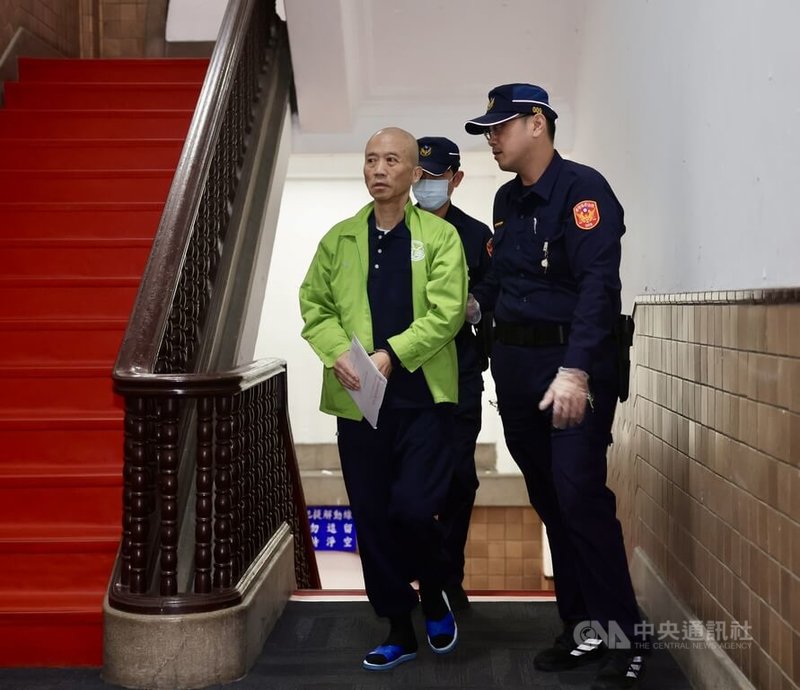 香港籍陸男丁小琥涉嫌吸收利誘王文豪等6名現退役軍人，刺探收集軍事等機敏資料，18日遭起訴並移審台灣高等法院，高院晚間開接押庭陸續訊問7人。圖為丁小琥首先由法警提解到庭。中央社記者王飛華攝　114年11月18日