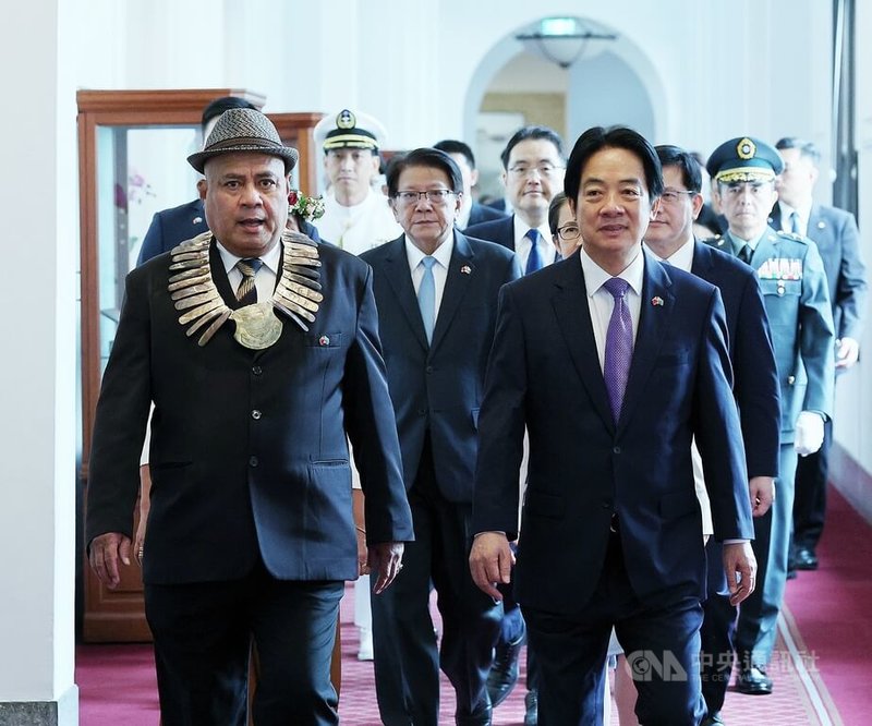 總統賴清德（前右）18日上午在總統府與吐瓦魯國總理戴斐立（Feleti Teo）（左）進行雙邊會晤。中央社記者郭日曉攝　114年11月18日