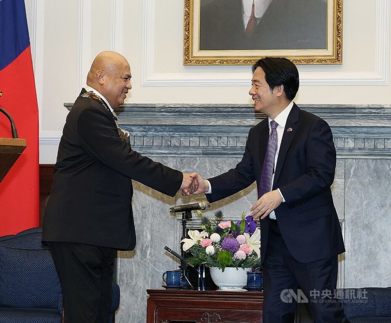 總統賴清德（前右）18日上午在總統府與吐瓦魯國總理戴斐立（Feleti Teo）（左）進行雙邊會晤，兩人握手致意。中央社記者郭日曉攝　114年11月18日