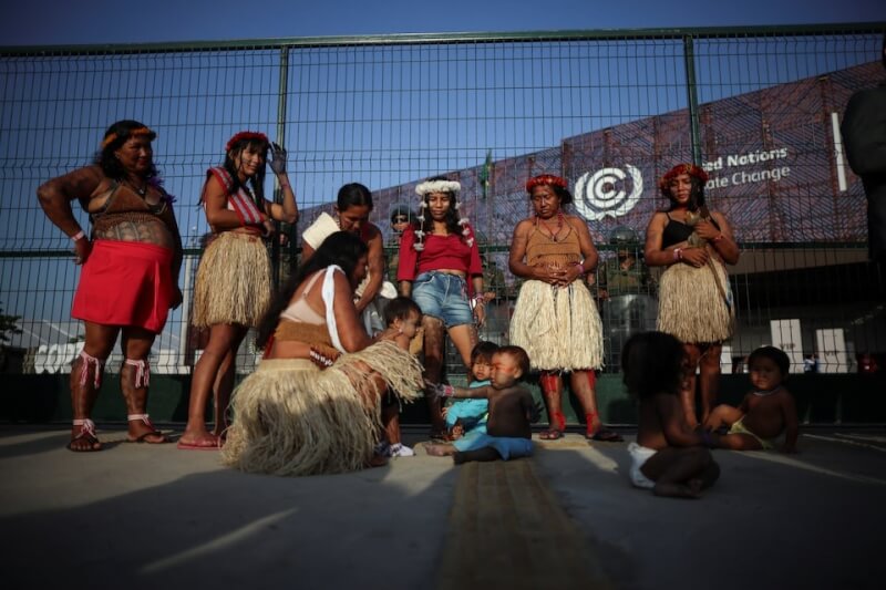 巴西原住民14日到COP30氣候大會入口處抗議,孩童也被帶至現場。(路透社)