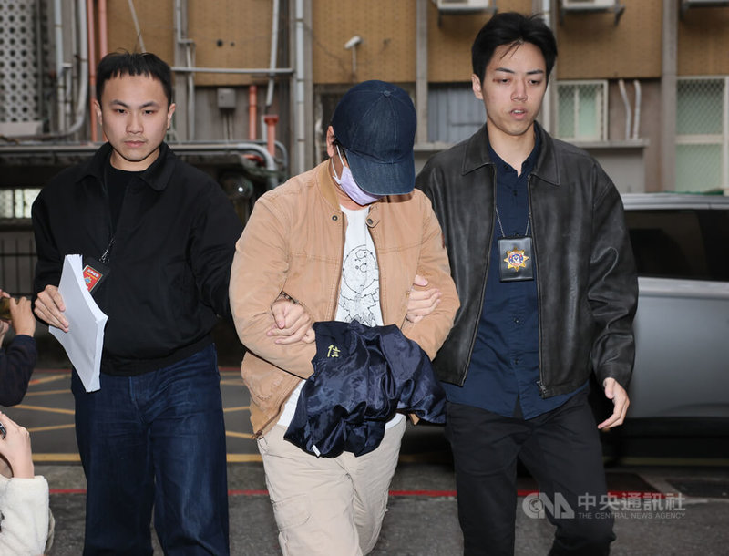 台北地檢署偵辦柬埔寨太子集團在台涉洗錢案,發動第2波拘提8人行動,經檢察官複訊,擔任博弈客服4人獲交保,另4人19日下午陸續移送複訊。圖為太子集團旗下公司郭姓資訊主管(中)移送北檢複訊。中央社記者謝佳璋攝 114年11月19日