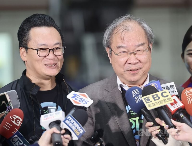 華航「動物方城市2主題彩繪機」19日出廠， 華航董事長高星潢（右）表示，這是全台第一架迪士尼彩繪機，主要派飛台北洛杉磯航線，日後也將拓展至安大略、曼谷、東京及大阪等航點，未來與迪士尼也會推出更多合作。中央社記者張皓安攝 114年11月19日