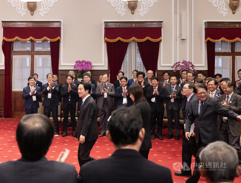 總統賴清德(中)19日下午在總統府接見中華民國牙醫師公會全國聯合會第15屆理事長、全體理監事、會務顧問暨各縣市公會理事長代表。賴總統抵達時全體訪賓起身熱情迎接。中央社記者趙世勳攝 114年11月19日