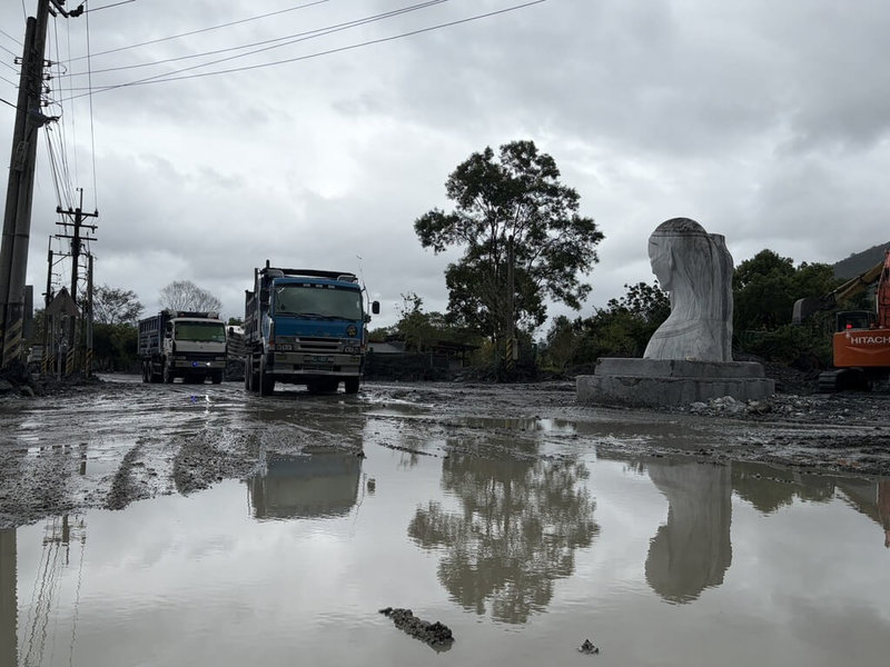 花蓮縣府表示，已經搶通明利部落聚會所往河堤約2公里產業道路，這次災損路段於19日全數恢復通行，有助於物資運補及居民往返。（花蓮縣府提供）中央社記者張祈傳真　114年11月19日