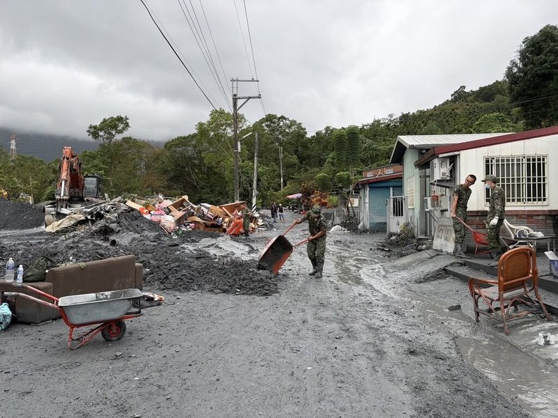 花蓮縣府表示,已經搶通明利部落聚會所往河堤約2公里產業道路,這次災損路段於19日全數恢復通行。圖為國軍協助受災戶清理家園。(花蓮縣府提供)中央社記者張祈傳真 114年11月19日