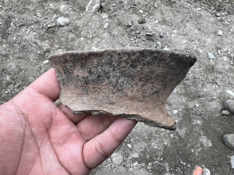 花蓮縣吉安鄉仁里五街一處住宅改建，疑挖到年代逾40年的人骨。花蓮縣文化局獲報後前往勘查，在現場發現2個陶片，初判是距今800年的靜浦文化。（花蓮縣文化局提供）中央社記者張祈傳真　114年11月19日