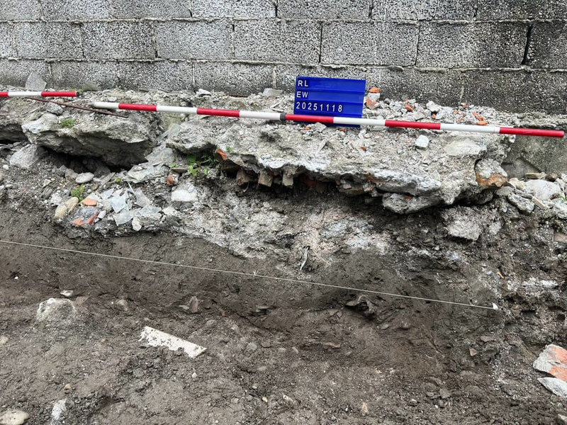 花蓮縣吉安鄉仁里五街一處住宅改建，疑挖到年代逾40年的人骨。文化局勘查，從地表發現史前陶片及60公分文化層，經套疊1904年的台灣國寶地圖，確認該處屬日治時期原住民「屘屘社」舊社。（花蓮縣文化局提供）中央社記者張祈傳真　114年11月19日