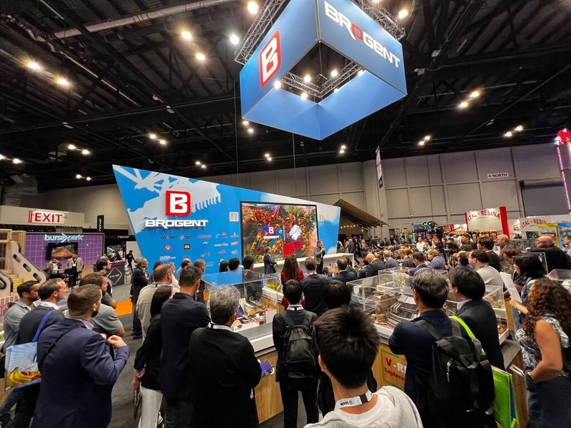 體感設備廠智崴參與國際主題樂園暨遊樂設備展（IAAPA Expo），攤位吸引眾多人潮，智崴並宣布將在巴西聖保羅主題樂園Cacau Park打造南美洲首座飛行劇院，預計2026年開幕。（智崴提供）中央社記者吳家豪傳真　114年11月19日