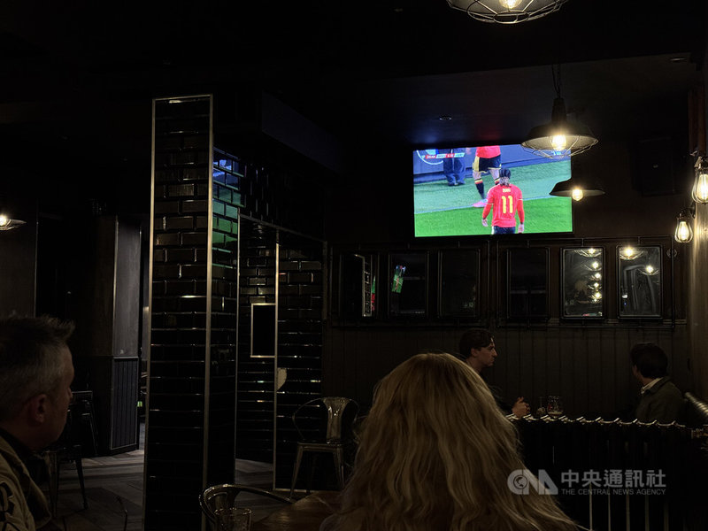 2026世界盃足球賽歐洲區資格賽，比利時與列支敦斯登交手，只要贏球就能確定晉級2026年的世界盃足球賽。圖為比利時球迷關注比賽情形。中央社記者吳柏緯布魯塞爾攝　114年11月19日