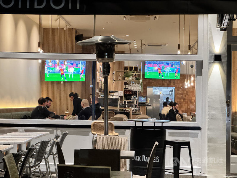 2026世界盃足球賽歐洲區資格賽,布魯塞爾許多餐廳、酒吧都在店內直播賽事,吸引許多球迷共襄盛舉、徹夜狂歡。中央社記者吳柏緯布魯塞爾攝 114年11月19日