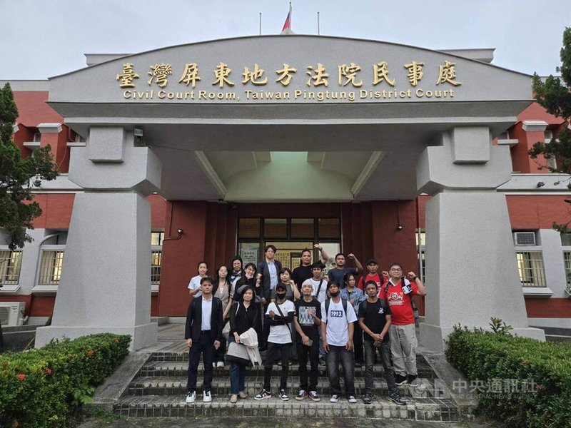 8名曾遭欠薪印尼漁工，對銪富號船東提起民事訴訟，要求給付勞基法基本工資差額，盼挑戰勞基法模糊地帶；18日第2次開庭，除5名漁工到庭，也有人權團體與學者到場關注。中央社記者黃郁菁攝　114年11月19日