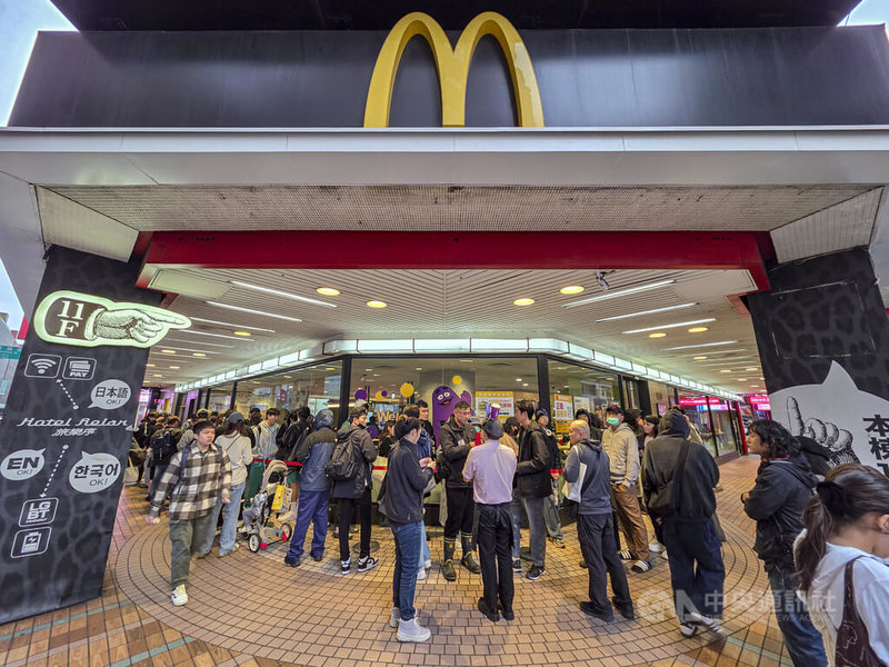 速食業者麥當勞日前宣布在全台12間指定餐廳限量販售「麥當勞奶昔」，不少人為了重溫經典味道前往搶購，台北市一間麥當勞餐廳19日上午門口擠滿人潮，民眾排隊購買奶昔跟周邊商品。中央社記者鄭清元攝　114年11月19日