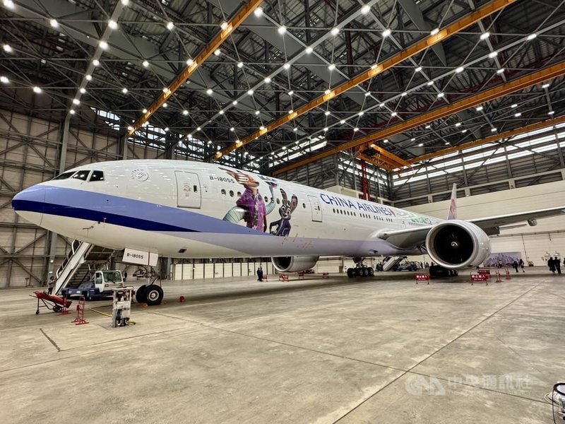 華航「動物方城市2主題彩繪機」19日出廠，以波音777-300ER擔綱執飛，主要派飛洛杉磯航線，日後也將拓展至安大略、曼谷、東京及大阪等親子航點。中央社記者張皓安攝 114年11月19日