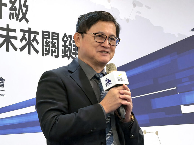 外傳台積電前資深副總經理羅唯仁退休前疑似帶走2奈米等先進製程等資料回鍋英特爾，代工廠和碩董事長童子賢19日出席一場論壇時受訪表示，台積電組織已經具有相當韌性，不會因為一個人的跳槽而影響競爭力。中央社記者吳家豪攝　114年11月19日