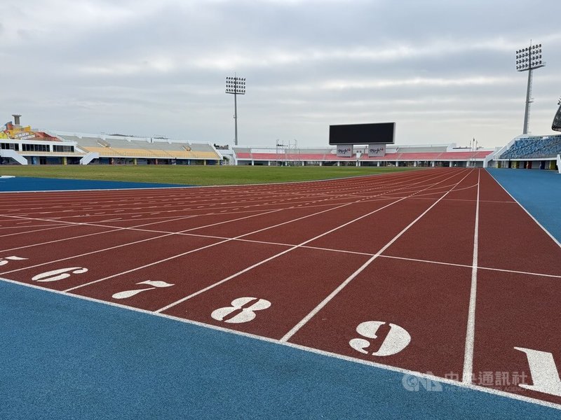 雲林縣教育處19日說明，田徑場主跑道與籃球場每日開放時間為上午6時至晚間9時，民眾可自由進出使用；周邊景觀照明則維持至午夜12時，營造明亮、安全的夜間運動與休憩空間。室內空間及二樓看檯目前暫不對外開放。　中央社記者姜宜菁攝　114年11月19日