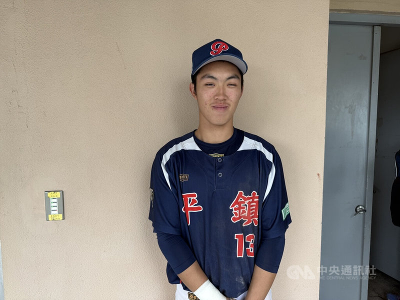 黑豹旗青棒賽平鎮高中、穀保家商19日16強碰頭，平鎮先發高一劉桓宇（圖）扛3棒重責，展現「強心臟」特質，打回球隊第1分。中央社記者謝靜雯攝 114年11月19日