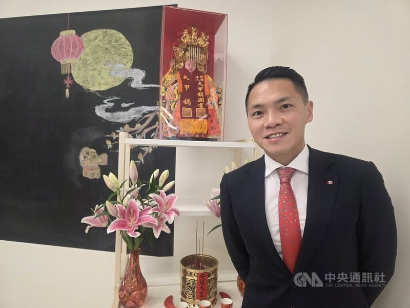 加拿大台裔國會議員張瑋麟將大甲媽祖迎至加拿大展開宗教文化之旅。他說，媽祖是「海上守護神」，充滿勇氣、希望、堅韌，這都是加拿大和台灣人民所信奉的精神。中央社記者程愛芬溫哥華攝　114年11月19日